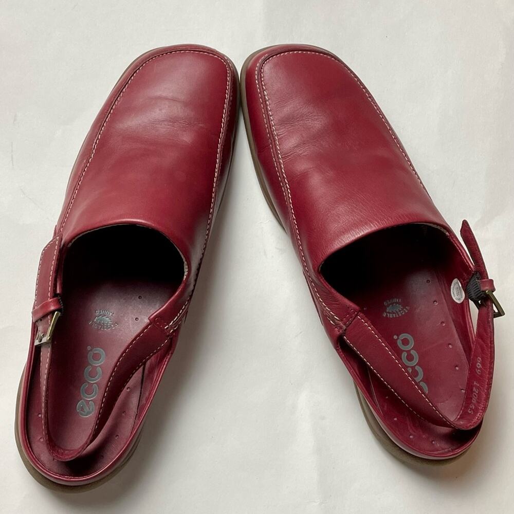 Stylish Ecco Closed Toe Sling-Back Leather and Suede Sandals.